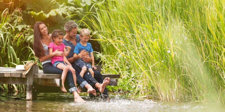 Семья на озере летом