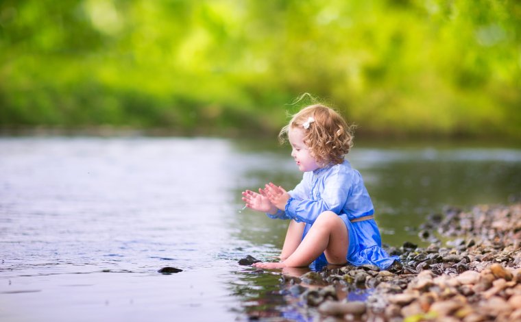 Дети на природе летом на речке фотосессия