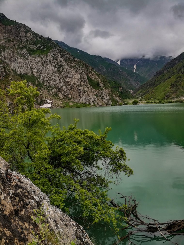 Нефритовое озеро Чарвак Узбекистан