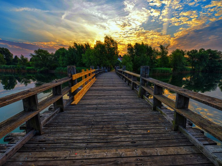 Красивый деревянный мост