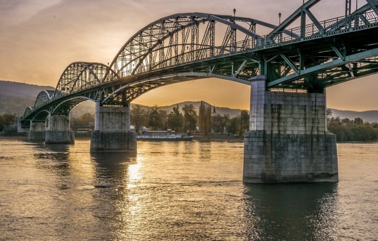 Река под мостом