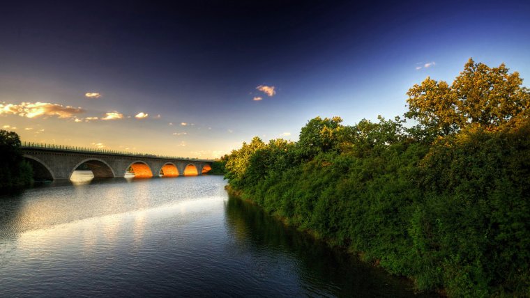 Река и мост