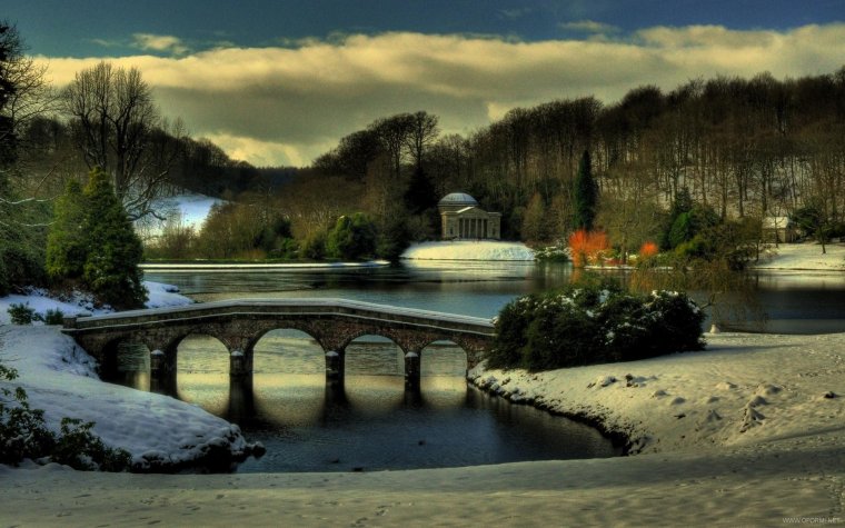 Каменный мост над рекой