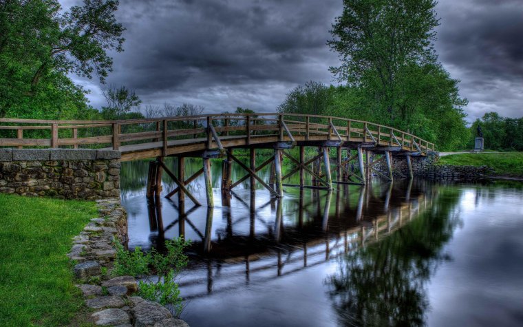 Деревянный мостик через речку