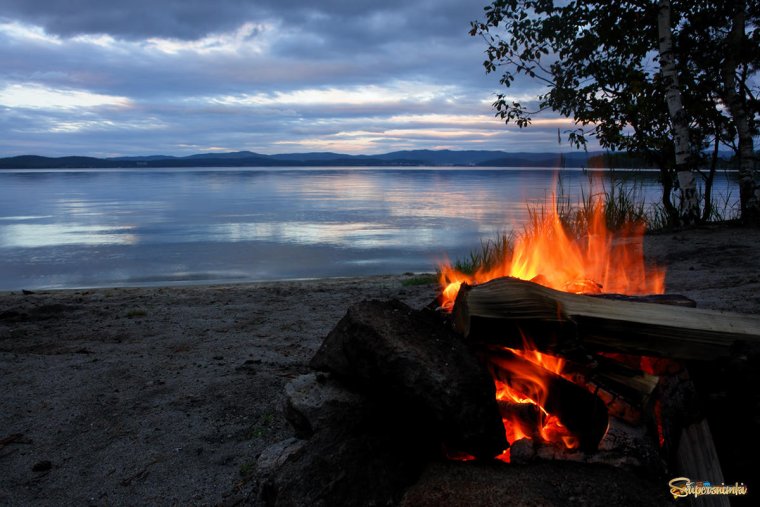 Костер на берегу озера