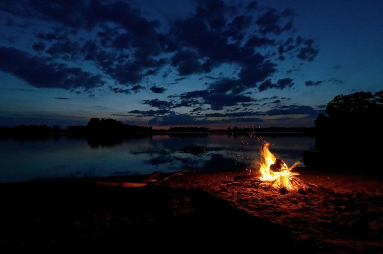 Костер на берегу моря ночью