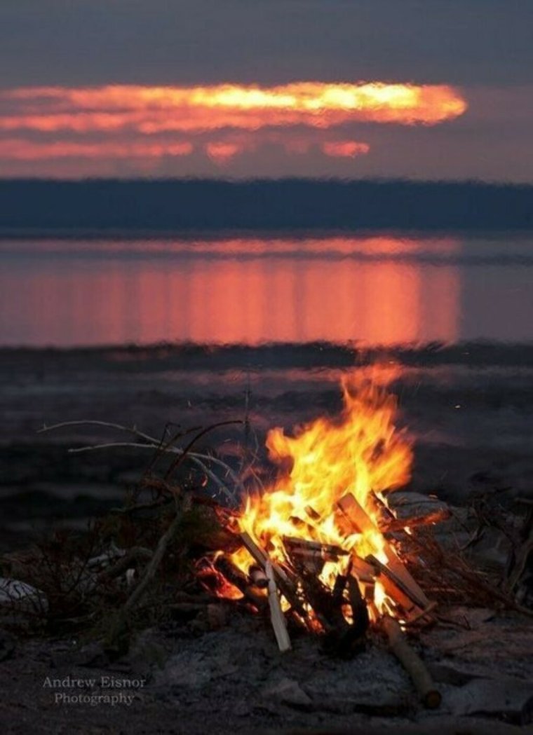 Костер на берегу озера
