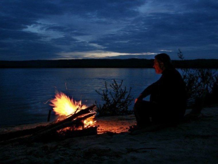 Костер на берегу реки