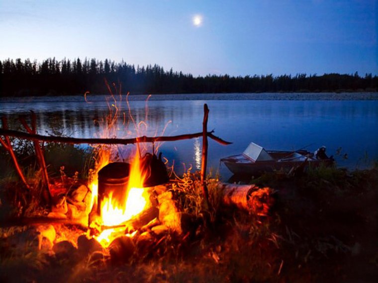 Костер у озера