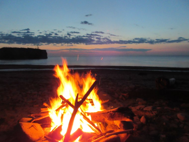 Закат пляж костер