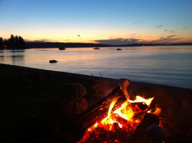 Костер на берегу моря на рассвете