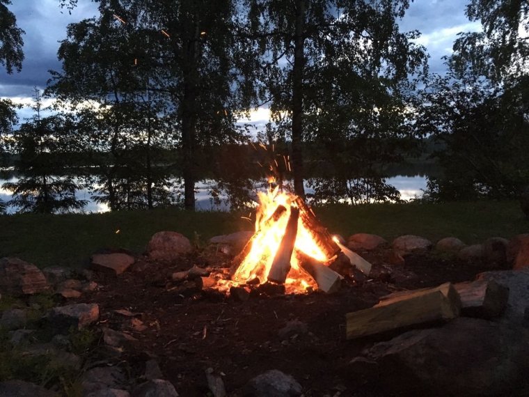 Костер у реки