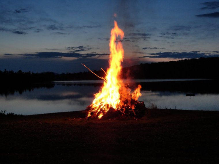 Костер на берегу озера