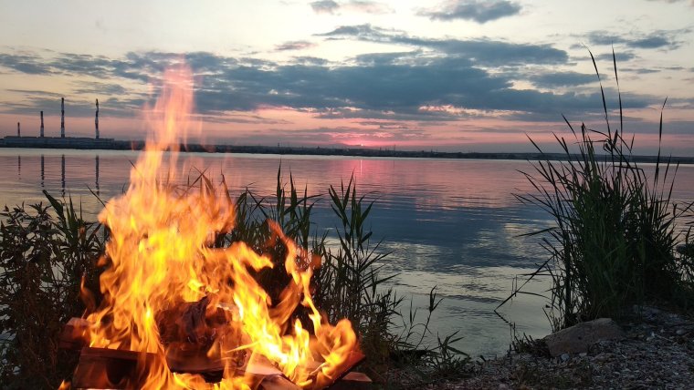 Костер на берегу озера