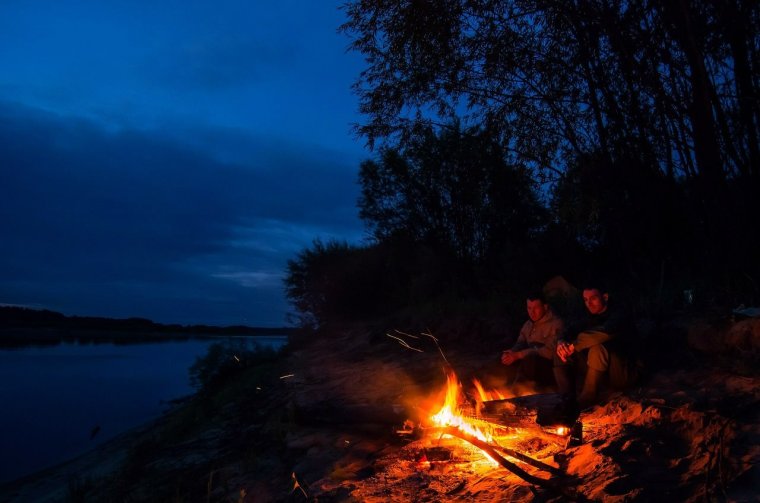 Костер у реки