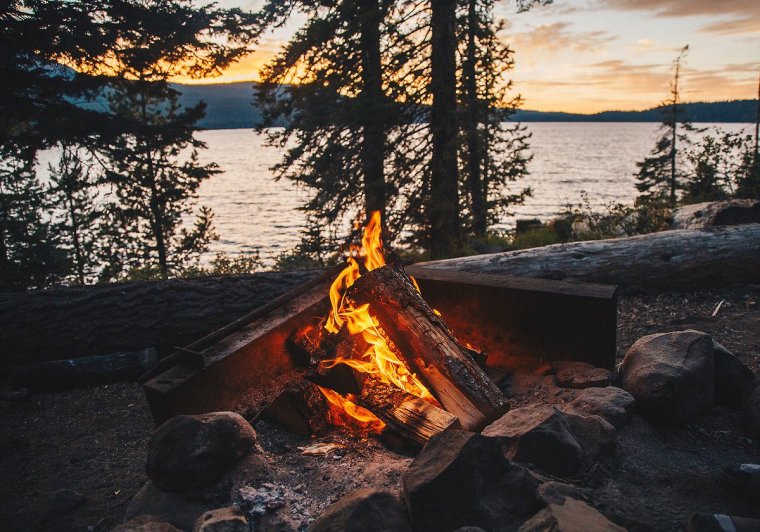 Костер на берегу озера