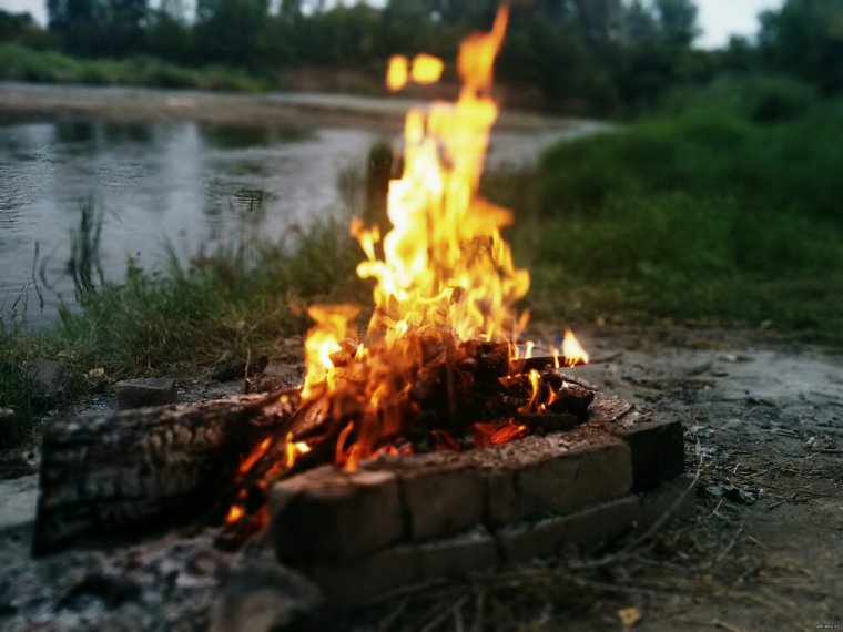 Костер на берегу реки
