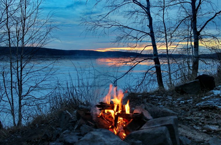 Костер в зимнем лесу