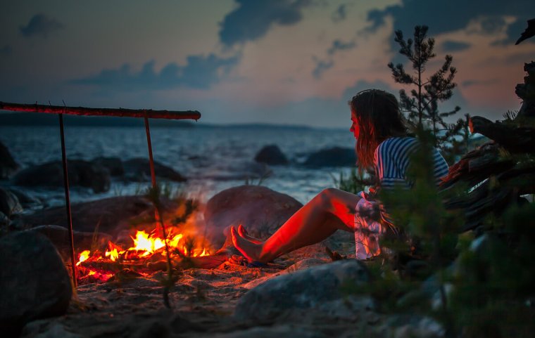 Красивая девушка у костра
