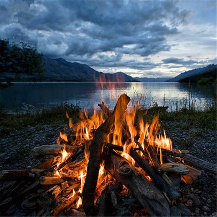 Костер на природе ночью