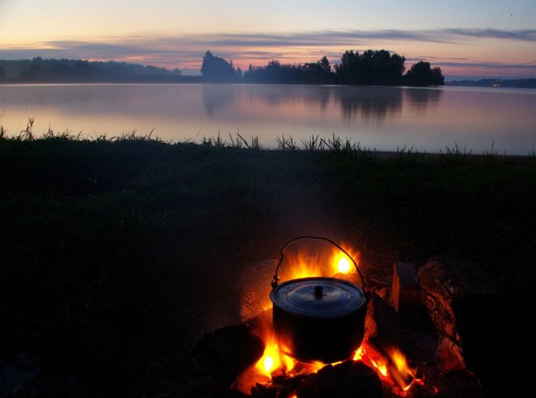 Палатка костер на берегу реки