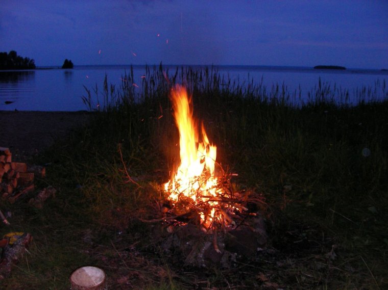 Костер у реки ночью