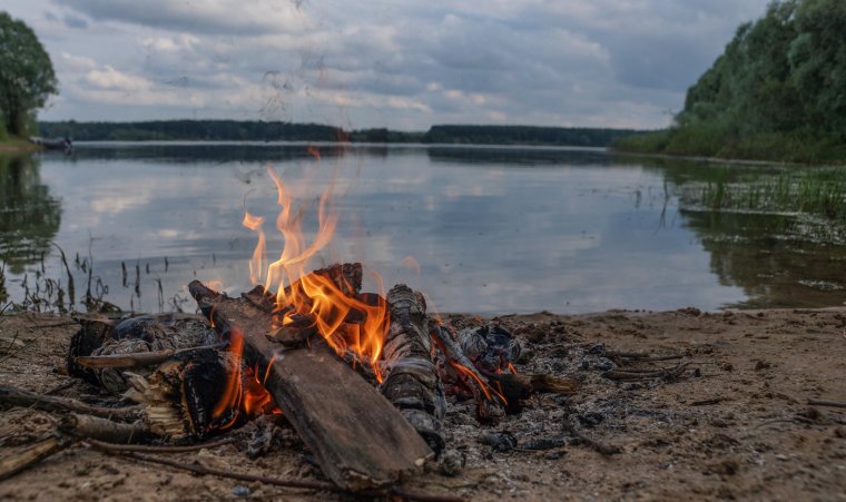Костер на берегу реки