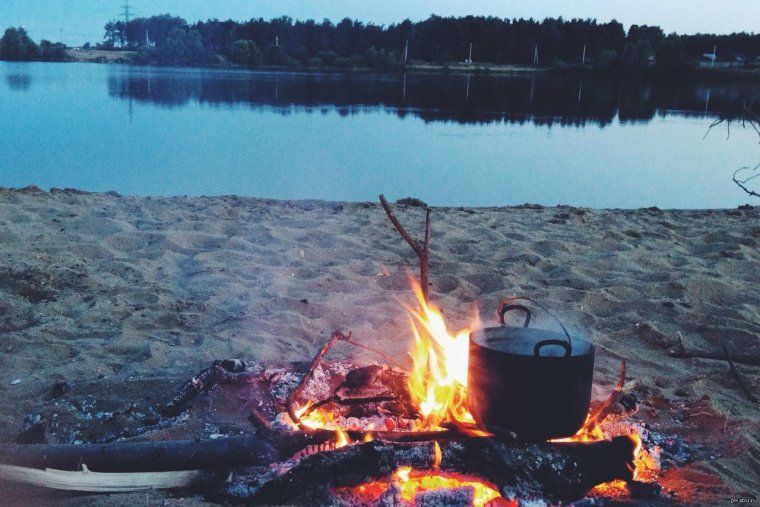 Костер на берегу озера