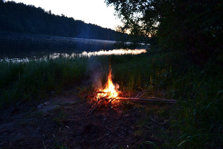 Костер на берегу озера