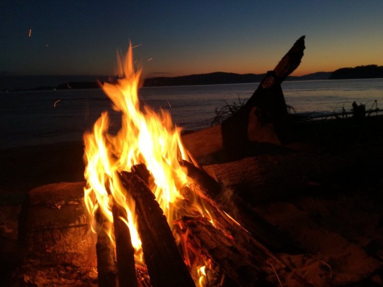 Костер у моря