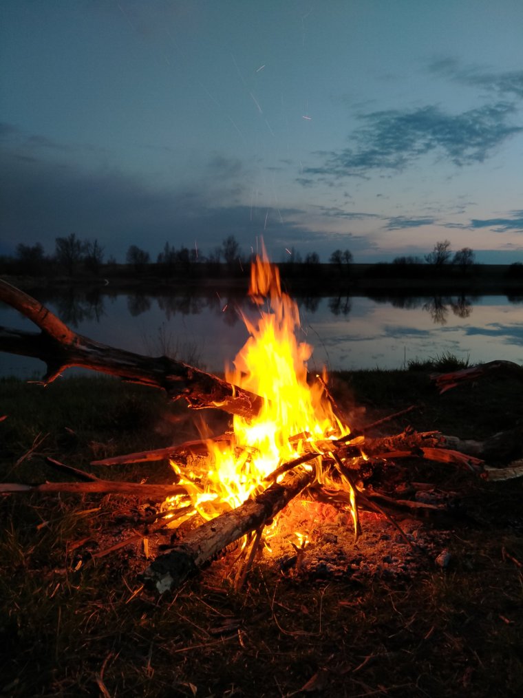 Домик у озера костер ночь