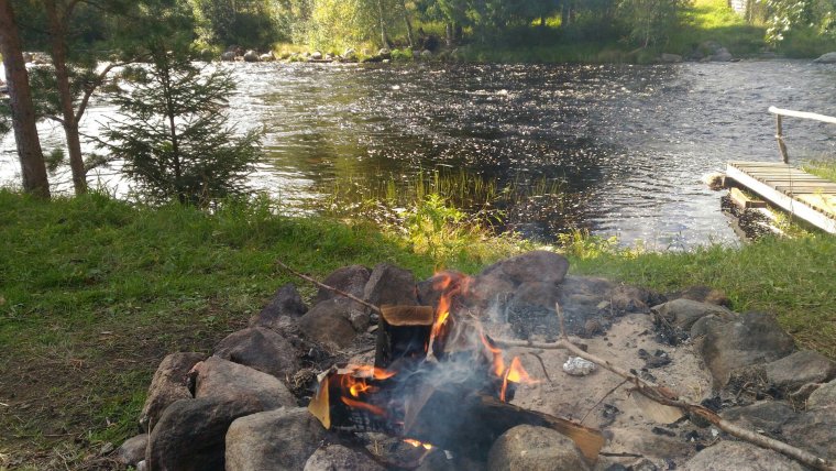 Костер на берегу реки