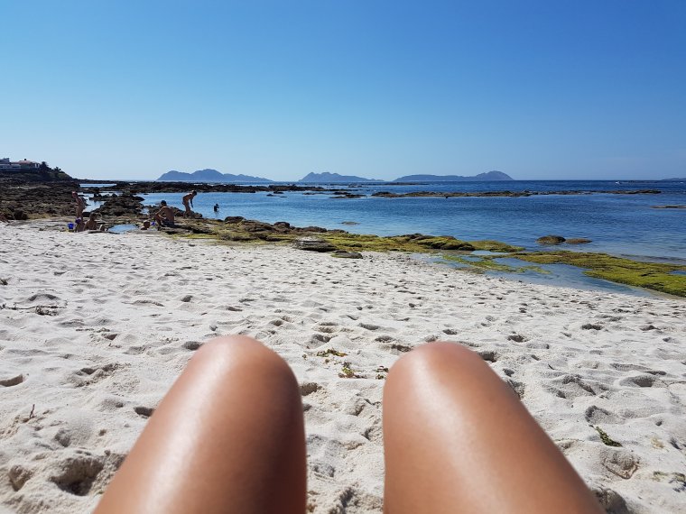 Отдыхающие на пляже