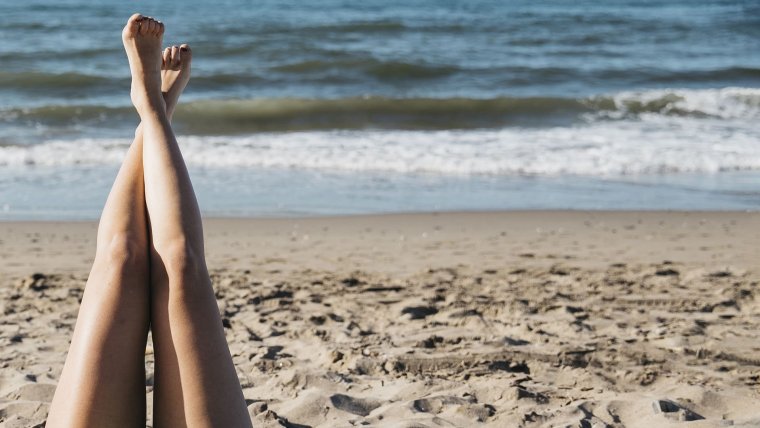 Стройные ножки на пляже