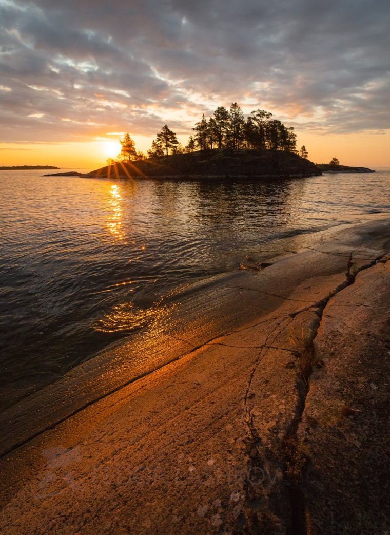 Озеро лес пасмурно