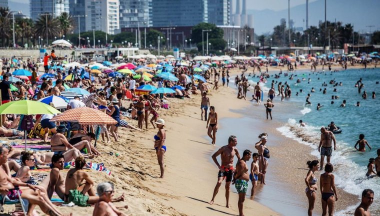 Испанский пляж с людьми