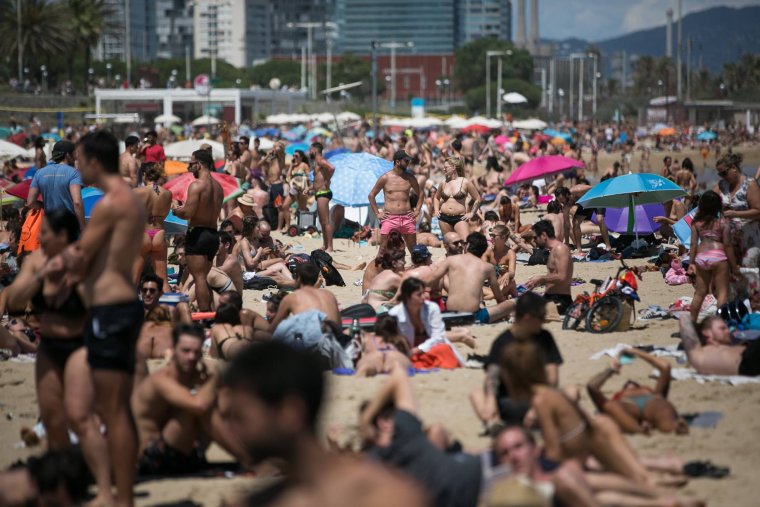 Испанский пляж с людьми