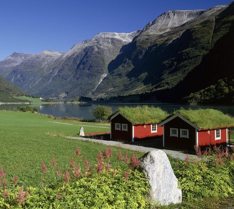 Домик у подножья горы Норвегия