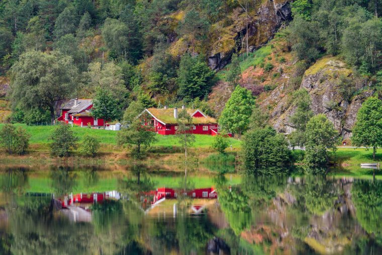 Домик у реки в Йёльстере. Норвегия