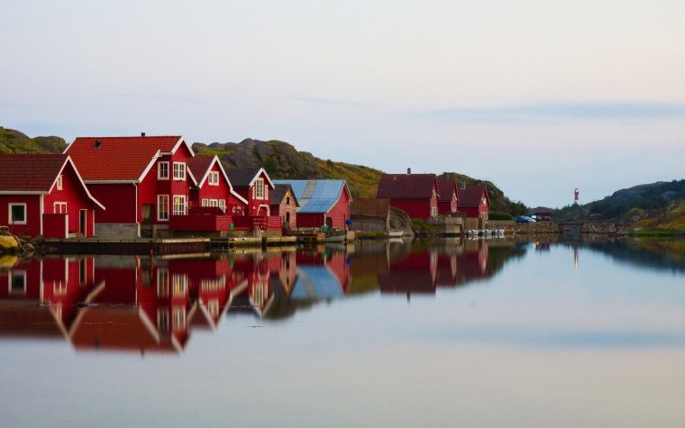 Красный домик у моря