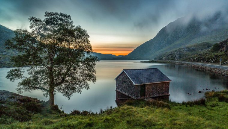 Домик у реки в Йёльстере. Норвегия
