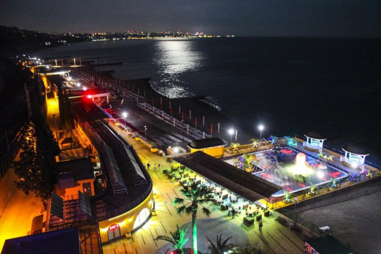 Набережная Сочи ночью