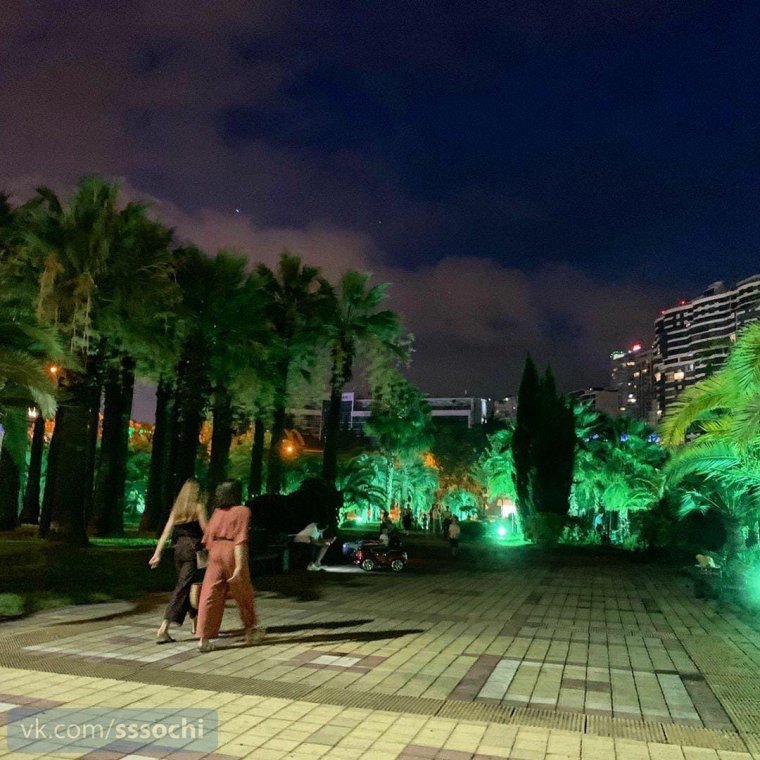 Набережная Сочи вечером
