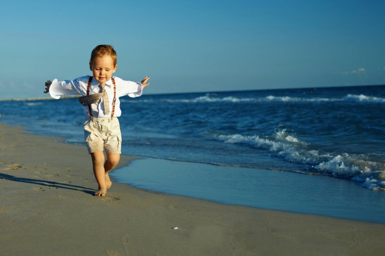 Дети бегут по берегу