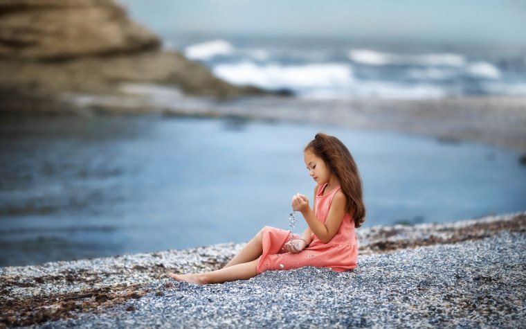 Девочка на берегу