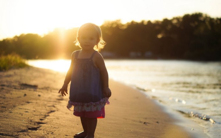 Маленькая девочка на закате