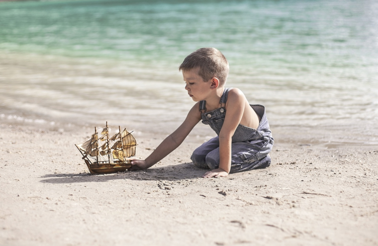 Мальчик на берегу моря