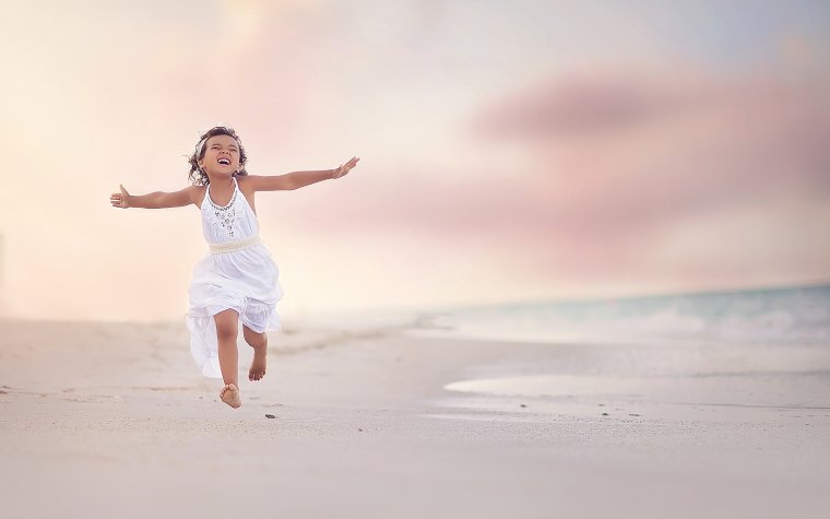 Девочка бежит