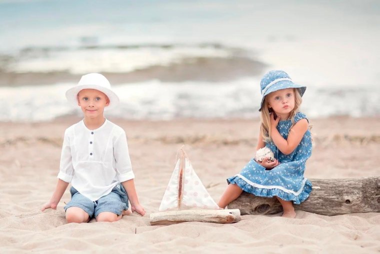 Дети на берегу моря