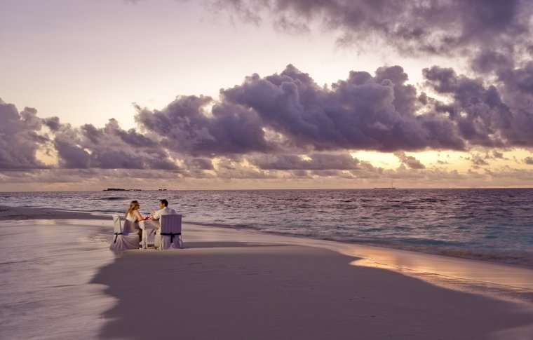 Двое на берегу океана